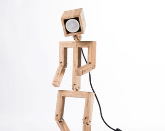 Jaffu // Lampe bonhomme design articulée en bois de chêne recyclé 53cm