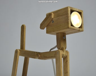 DOG // Artikulierte Designlampe aus Holz in Form eines Hundes.