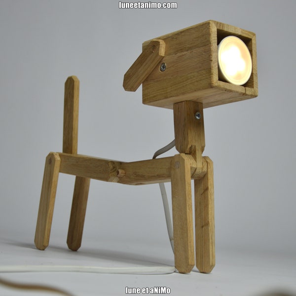 DOG // Lampe design articulée en bois en forme de chien.