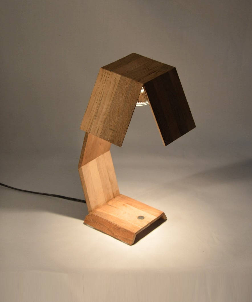 Lampe de bureau design en bois de chêne recyclé. Minsnax.