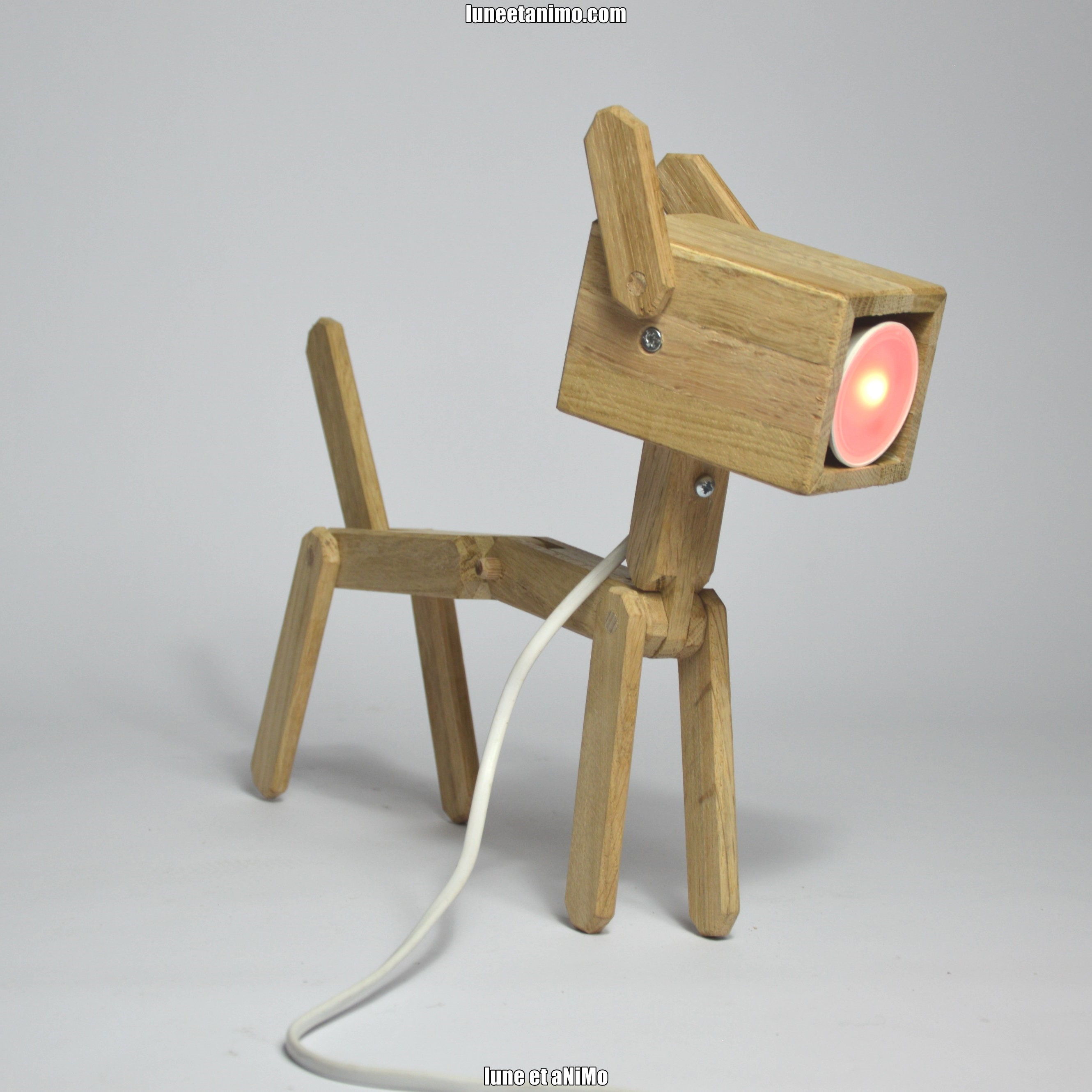 DOG // Lampe design articulée en bois en forme de chien.