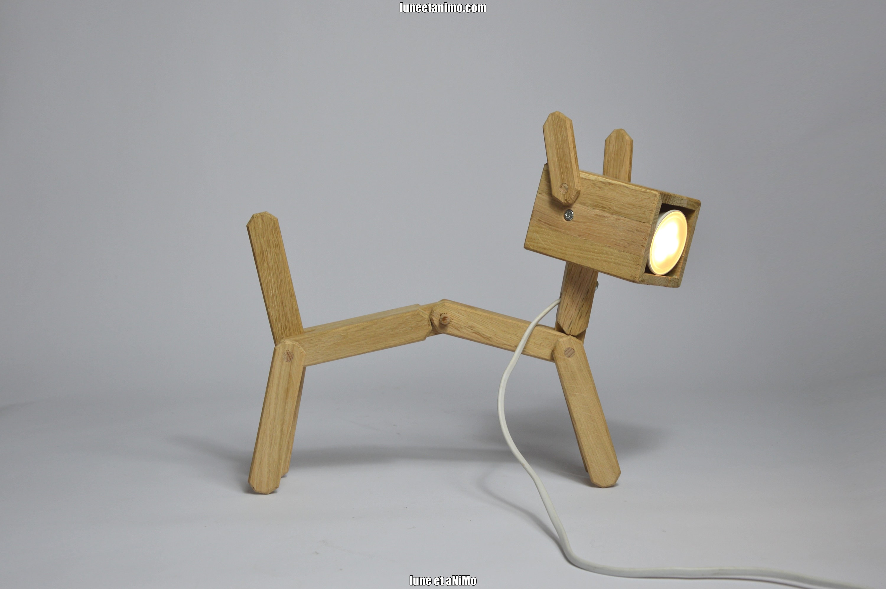 DOG // Lampe design articulée en bois en forme de chien.
