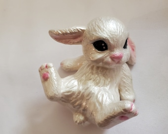 Adorno de conejito blanco juguetón pintado a mano