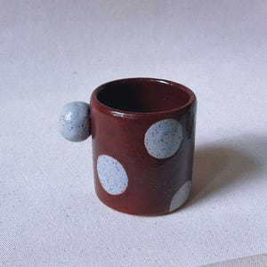 Handgjord keramisk mugg med knopp | Lila prickar