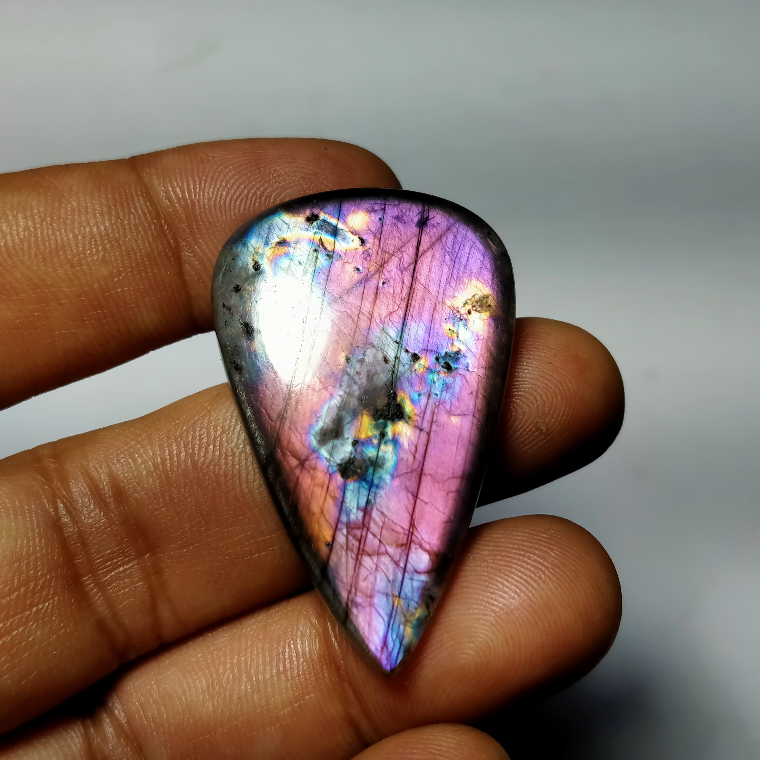 ラブラドライト[740] 31x32mm 69Cts / 天然石ルース | Attic Natura