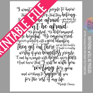 Puede incluir: Cita imprimible en blanco y negro de Michelle Obama. La cita dice: "Quiero decirles a los jóvenes que sepan que pertenecen. No tengan miedo. Concéntrense. Sean decididos. Tengan esperanza. Empodérense. Empodérense con una buena educación. Luego salgan y usen esa educación para construir un país digno de su promesa ilimitada. Lideren con el ejemplo con esperanza, nunca con miedo. Y sepan que estaré con ustedes. Los apoyo y trabajo para apoyarlos por el resto de mi vida."