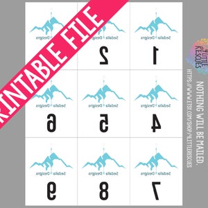 Puede incluir: Descarga digital imprimible de nueve diseños de montañas con los números del 1 al 9. Cada diseño presenta una cordillera azul con un pico blanco y una flecha blanca apuntando hacia arriba. El texto "Sedalia Designs" está impreso debajo de cada diseño.