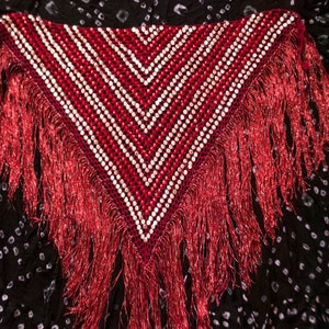 Foulard triangle fait main avec sequins rouges et argentés
