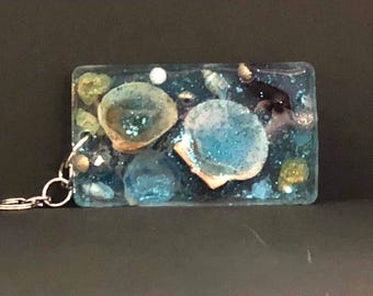 Portachiavi in resina con conchiglia personalizzata fatta a mano con glitter blu mare