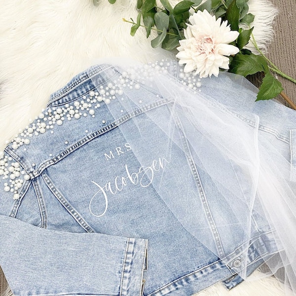 Wunderschöne Luxe Jeansjacke mit Perle // Personalisierte Braut Brautjungfer Jacke // Brautparty Individuelle Goldfolie Jeansjacken // Geschenke Braut