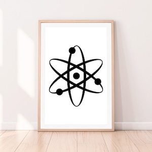 Könnte beinhalten: Gerahmter Druck mit einem schwarz-weißen Atomdiagramm. Die Atomillustration zeigt einen zentralen Kern mit umlaufenden Elektronen. Das Kunstwerk wird in einem hellen Holzrahmen präsentiert, ideal für eine Dekoration mit Wissenschaftsthema.