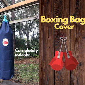 Könnte beinhalten: Ein blauer Boxsackbezug mit einem weißen Kreis und einer Grafik mit roten Boxhandschuhen. Der Bezug hängt an einem Holzbalken im Freien.