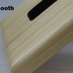 K&ouml;nnte beinhalten: Nahaufnahme einer glatten, hellen Holzoberfl&auml;che mit einem schwarzen rechteckigen Ausschnitt. Das Holz hat eine nat&uuml;rliche Maserung. Der Text "Smooth" ist oben links sichtbar.
