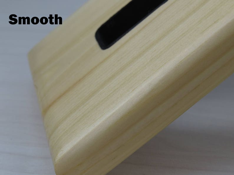 K&ouml;nnte beinhalten: Nahaufnahme einer glatten, hellen Holzoberfl&auml;che mit einem schwarzen rechteckigen Ausschnitt. Das Holz hat eine nat&uuml;rliche Maserung. Der Text "Smooth" ist oben links sichtbar.