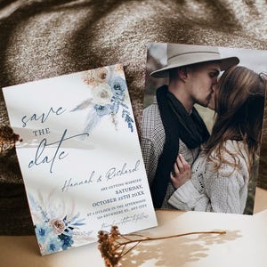Puede incluir: Una tarjeta rectangular de save the date con una fotograf&iacute;a de una pareja bes&aacute;ndose, ilustraciones florales en azul y beige, y el texto: save THE date, Hannah & Richard ARE GETTING MARRIED SATURDAY, OCTOBER 25TH 20XX.