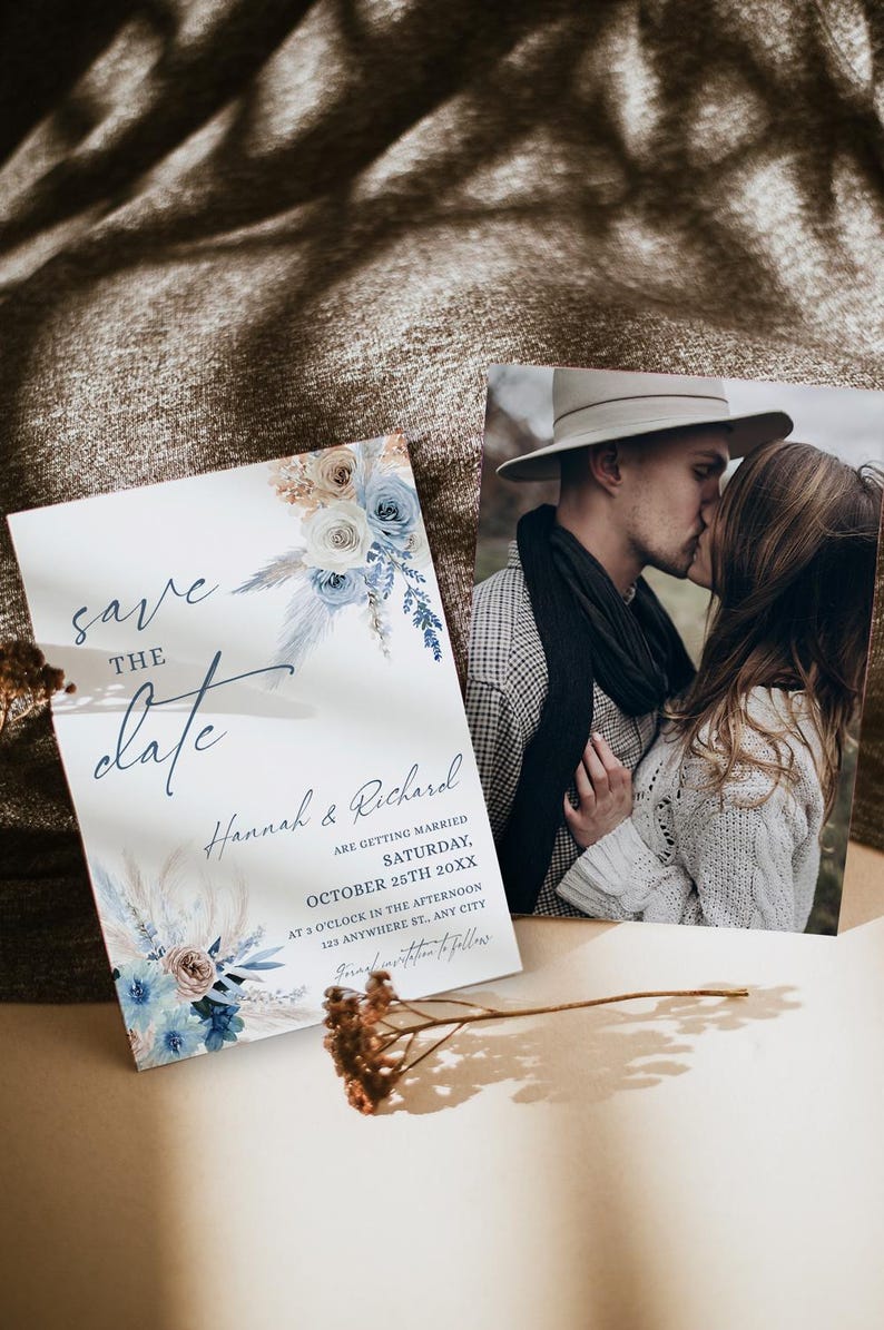 Puede incluir: Una tarjeta rectangular de save the date con una fotograf&iacute;a de una pareja bes&aacute;ndose, ilustraciones florales en azul y beige, y el texto: save THE date, Hannah & Richard ARE GETTING MARRIED SATURDAY, OCTOBER 25TH 20XX.