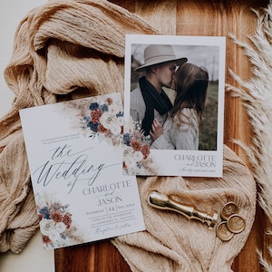 Może przedstawiać: Zaproszenie ślubne i karta ze zdjęciem pary, ozdobione kwiatowymi ilustracjami w kolorze granatowym, bordowym i kremowym. Tekst brzmi: The Wedding of Charlotte and Jason, Saturday 24 Sep, 20XX, oraz Charlotte and Jason, 24th July 20XX.