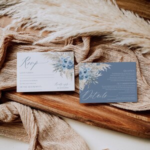 K&ouml;nnte beinhalten: Eine blaue und wei&szlig;e RSVP-Karte f&uuml;r eine Hochzeit mit einem floralen Design und dem Text "RSVP" und "Bitte antworten bis 10.05.20XX". Eine blaue und wei&szlig;e Karte mit Hochzeitsdetails mit dem Text "Details" und Informationen &uuml;ber den Empfang und die Unterkunft.
