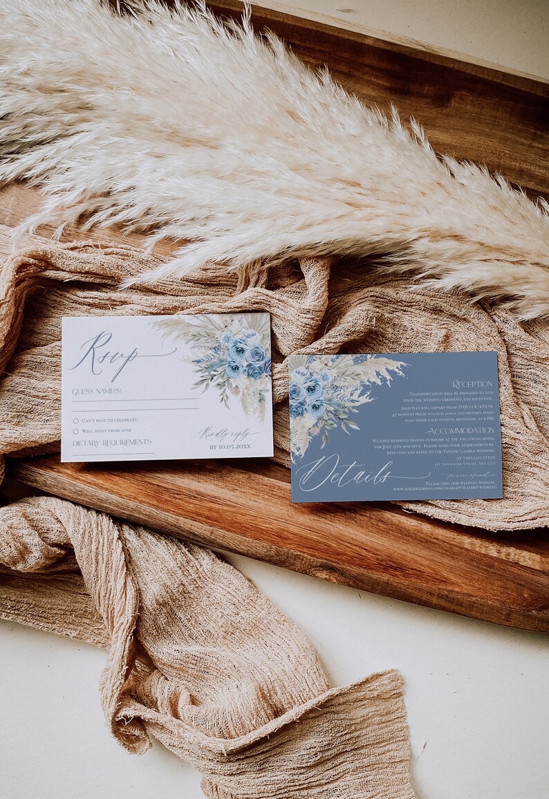 K&ouml;nnte beinhalten: Eine blaue und wei&szlig;e RSVP-Karte f&uuml;r eine Hochzeit mit einem floralen Design und dem Text "RSVP" und "Bitte antworten bis 10.05.20XX". Eine blaue und wei&szlig;e Karte mit Hochzeitsdetails mit dem Text "Details" und Informationen &uuml;ber den Empfang und die Unterkunft.