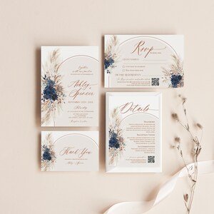 Op de afbeelding: Een trouwkaarten set bestaande uit een uitnodiging, RSVP-kaart, detailkaart en bedankkaart. Elk item heeft een witte achtergrond, een roestkleurige boog en bloemstukken met donkerblauwe bloemen en pampasgras.