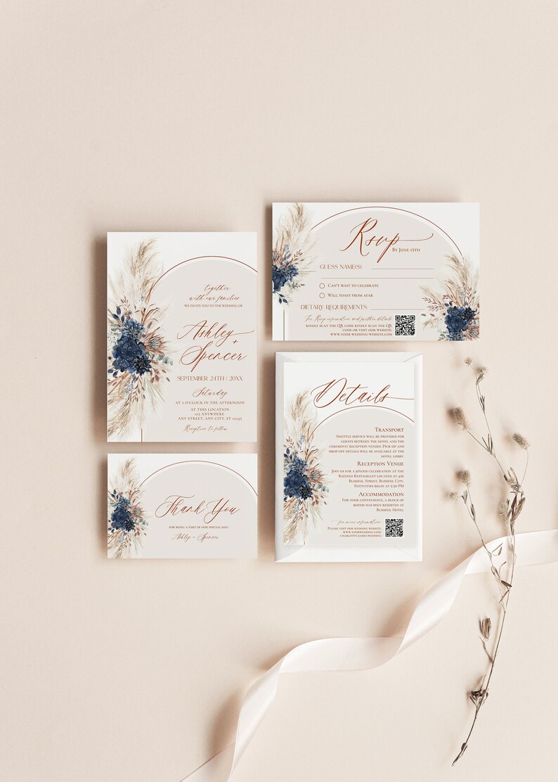Op de afbeelding: Een trouwkaarten set bestaande uit een uitnodiging, RSVP-kaart, detailkaart en bedankkaart. Elk item heeft een witte achtergrond, een roestkleurige boog en bloemstukken met donkerblauwe bloemen en pampasgras.
