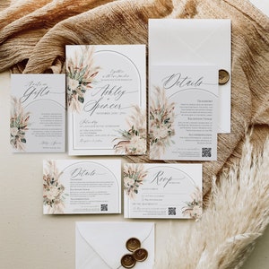 Puede incluir: Un conjunto de invitaciones de boda con tarjetas blancas decoradas con ilustraciones de hierba de la pampa y flores, marcos arqueados y texto en caligraf&iacute;a negra. Incluye tarjeta de confirmaci&oacute;n, tarjetas de detalles y sobres con sellos de cera dorados.