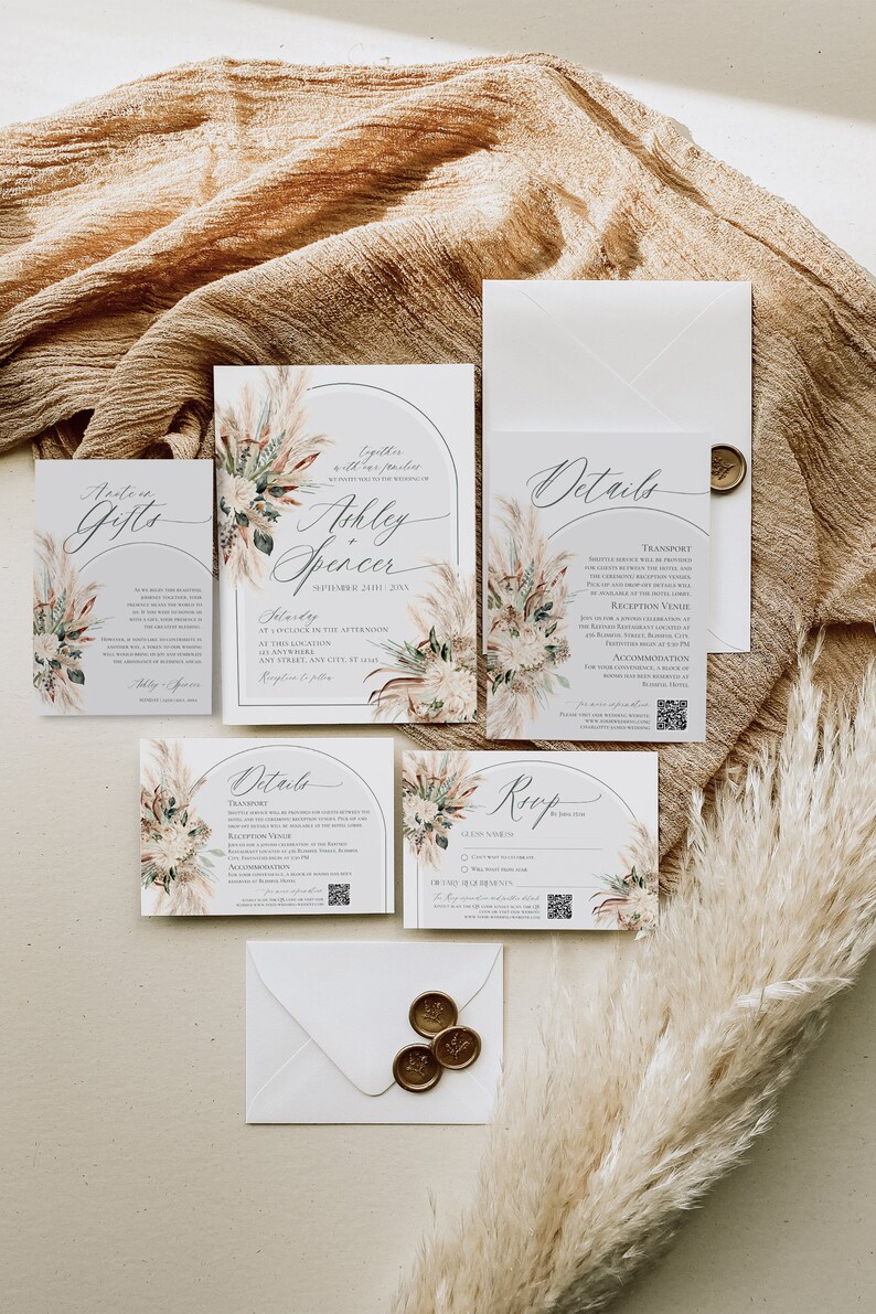 Puede incluir: Un conjunto de invitaciones de boda con tarjetas blancas decoradas con ilustraciones de hierba de la pampa y flores, marcos arqueados y texto en caligraf&iacute;a negra. Incluye tarjeta de confirmaci&oacute;n, tarjetas de detalles y sobres con sellos de cera dorados.