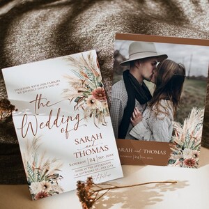 K&ouml;nnte beinhalten: Eine Hochzeitseinladung mit einem floralen Design und einem Foto eines sich k&uuml;ssenden Paares. Die Einladung ist f&uuml;r Sarah und Thomas, und die Hochzeit findet am 24. September statt. Der Text auf der Einladung lautet "Gemeinsam mit unseren Familien laden wir Sie herzlich zur Hochzeit von Sarah und Thomas ein, Samstag, 24. September 20XX, Vier Uhr nachmittags, 121 Anywhere St., Any City".