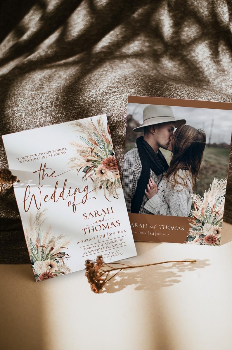 K&ouml;nnte beinhalten: Eine Hochzeitseinladung mit einem floralen Design und einem Foto eines sich k&uuml;ssenden Paares. Die Einladung ist f&uuml;r Sarah und Thomas, und die Hochzeit findet am 24. September statt. Der Text auf der Einladung lautet "Gemeinsam mit unseren Familien laden wir Sie herzlich zur Hochzeit von Sarah und Thomas ein, Samstag, 24. September 20XX, Vier Uhr nachmittags, 121 Anywhere St., Any City".