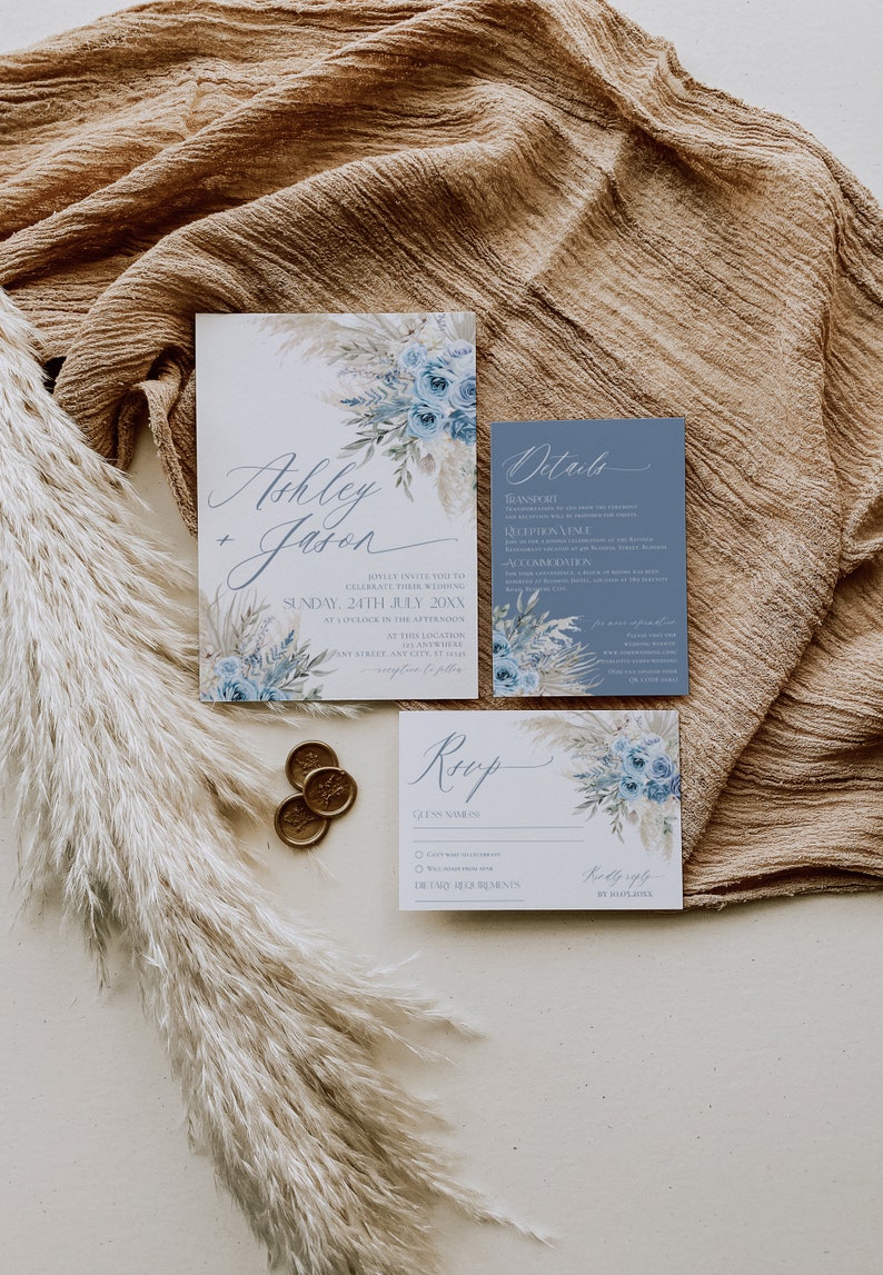 K&ouml;nnte beinhalten: Hochzeits-Einladungssuite mit einem blauen und wei&szlig;en Blumenmuster. Die Einladungskarte zeigt die Namen "Ashley + Jason" und das Hochzeitsdatum. Die Detailkarte enth&auml;lt Informationen &uuml;ber den Transport, den Veranstaltungsort und die Unterk&uuml;nfte. Die RSVP-Karte bietet einen Platz f&uuml;r G&auml;ste, um ihre Teilnahme und besondere Ern&auml;hrungsw&uuml;nsche anzugeben.