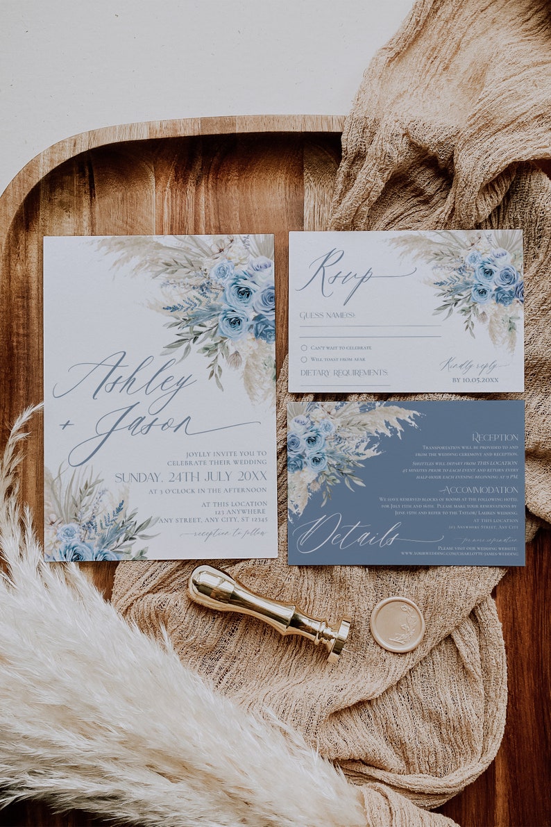 K&ouml;nnte beinhalten: Eine Hochzeitseinladungssuite mit einem blauen und wei&szlig;en Blumendesign. Die Einladung enth&auml;lt die Namen des Paares, Ashley und Jason, sowie das Hochzeitsdatum, Sonntag, 24. Juli 20XX. Die RSVP-Karte bietet Platz f&uuml;r die G&auml;ste, um ihre Namen und Ern&auml;hrungsw&uuml;nsche anzugeben. Die Detailkarte enth&auml;lt Informationen &uuml;ber den Empfang und die Unterkunft.