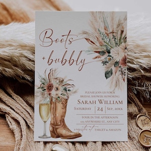 Può includere: Invito per l'addio al nubilato con il testo "Boots + bubbly". Il design presenta uno stivale da cowboy, un bicchiere di champagne e una composizione floreale. L'invito include i dettagli per l'addio al nubilato di Sarah William.