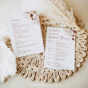 Puede incluir: Una tarjeta de itinerario de fin de semana de boda con un diseño floral. La tarjeta enumera los eventos para el viernes, sábado y domingo, incluyendo una cena de ensayo, una ceremonia de boda, una recepción y un brunch de despedida. El texto en la tarjeta dice "Jessica & Richard Wedding Weekend Itinerary".