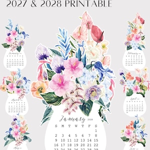 Op de afbeelding: Een printbare bureaukalender voor 2027 en 2028 genaamd Bloom Flowers Desk Calendar. Het ontwerp bevat aquarel bloemstukken in roze, blauwe en paarse tinten boven de maandelijkse kalenderroosters. Inclusief SVG-, PNG- en PDF-bestandsformaten.