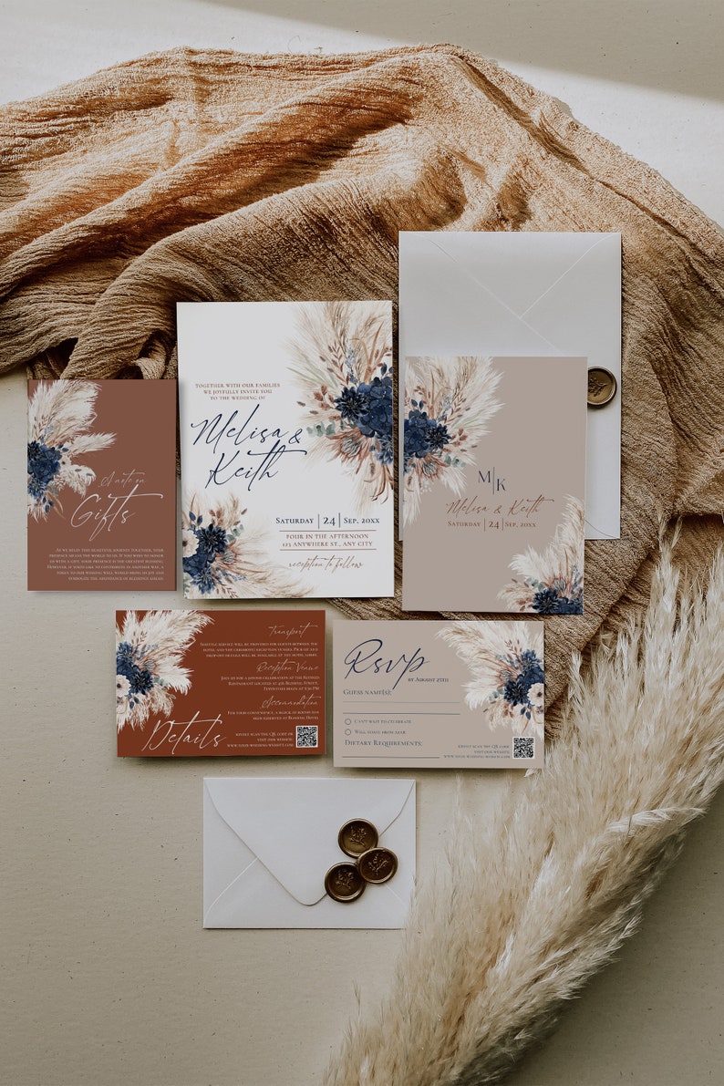 K&ouml;nnte beinhalten: Ein Satz Hochzeitseinladungskarten im rustikalen Stil. Die Karten zeigen ein florales Design mit Pampasgras und blauen Blumen. Der Text auf den Karten enth&auml;lt die Namen "Melisa & Keith" und das Datum "Samstag, 24. September 20XX".