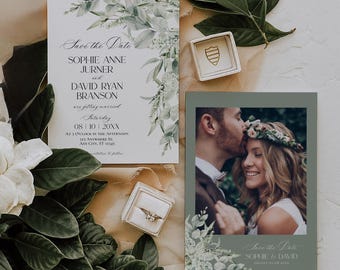 Puede incluir: Conjunto de invitaciones de boda con una tarjeta 'Save the Date' y una tarjeta con foto. El conjunto incluye un joyero y una pequeña caja con un escudo. Elementos florales y un fondo neutro completan el diseño.