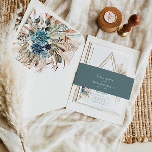 Puede incluir: Juego de invitaciones de boda con un dise&ntilde;o floral en tonos azules y beige. La invitaci&oacute;n incluye los nombres "Sarah Hooper y Thomas Anderson" y la fecha "09.24.2023". Tambi&eacute;n hay un sello de madera con un dise&ntilde;o floral.