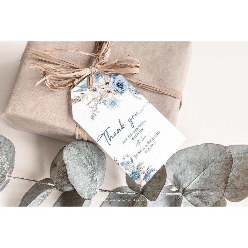 Pu&ograve; includere: Un'etichetta regalo rettangolare bianca con un disegno floreale blu ad acquerello, legata con rafia color cuoio a un pacchetto avvolto in carta marrone. L'etichetta riporta il testo Thank you for celebrating with us with love Jessica & Richard 09.25.20xx.