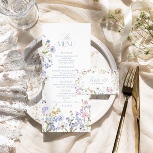 K&ouml;nnte beinhalten: Eine Hochzeitsmen&uuml;karte mit floralem Design. Das Men&uuml; umfasst Vorspeisen, Hauptgericht, Getr&auml;nke und Desserts. Die Karte enth&auml;lt auch eine Tischnummernkarte mit dem Text "Tisch 12 Vollst&auml;ndig Einrichtbar".