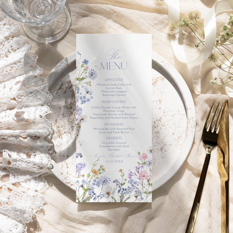 K&ouml;nnte beinhalten: Eine florale Hochzeitskarte mit wei&szlig;em Hintergrund und blauen und violetten Blumen. Die Speisekarte umfasst Vorspeisen, Hauptgericht, Getr&auml;nke und Desserts. Der Text auf der Speisekarte lautet: "The Menu", "Appetizer", "Main Course", "Beverages", "Desserts", "14.12.20XX".