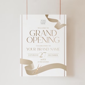 Op de afbeelding: Een wit verticaal bord met gouden tekst die luidt Welcome to Grand Opening, Celebration to Your Brand Name, Saturday 27 December 20XX, At This Location. Het bord is versierd met beige linten en een gouden schaar.