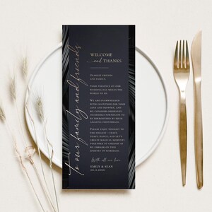 K&ouml;nnte beinhalten: Eine rechteckige Hochzeitsmen&uuml;karte mit dunkelblauem Hintergrund und schwarzen Palmenblatt-R&auml;ndern. Der Text lautet: Welcome and Thanks, To our family and friends, Dearest friends and family, Your presence on our wedding day means the world to us. Emily & Sean, 20.11.20XX.