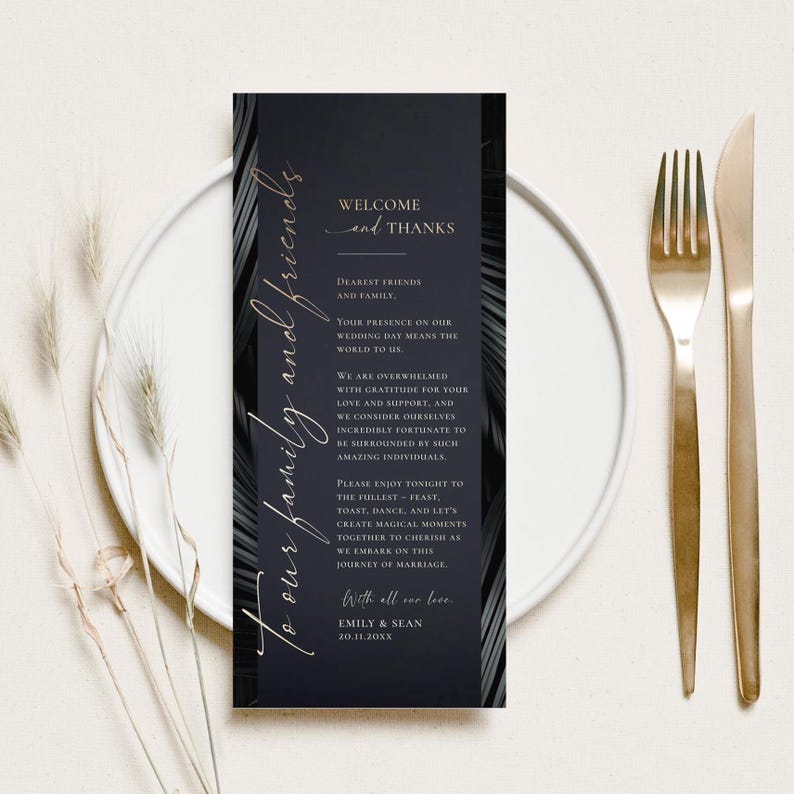 K&ouml;nnte beinhalten: Eine rechteckige Hochzeitsmen&uuml;karte mit dunkelblauem Hintergrund und schwarzen Palmenblatt-R&auml;ndern. Der Text lautet: Welcome and Thanks, To our family and friends, Dearest friends and family, Your presence on our wedding day means the world to us. Emily & Sean, 20.11.20XX.