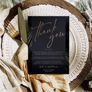 K&ouml;nnte beinhalten: Eine rechteckige Hochzeits-Dankeskarte mit schwarzem Hintergrund und kupferfarbenem Schreibschrifttext, der Thank you, Dear Guests lautet, inklusive der Namen Olivia & Robin und dem Datum 06.01.20XX, mit dunklen Palmenblatt-Akzenten.