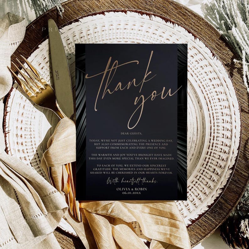 K&ouml;nnte beinhalten: Eine rechteckige Hochzeits-Dankeskarte mit schwarzem Hintergrund und kupferfarbenem Schreibschrifttext, der Thank you, Dear Guests lautet, inklusive der Namen Olivia & Robin und dem Datum 06.01.20XX, mit dunklen Palmenblatt-Akzenten.
