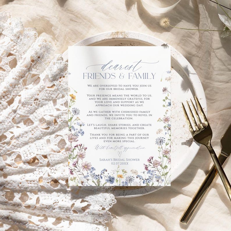 Puede incluir: Una tarjeta de invitaci&oacute;n rectangular para despedida de soltera con un borde floral de acuarela en tonos azul, rosa y amarillo. El texto dice: Dearest Friends & Family, We are overjoyed to have you join us for our bridal shower. Sarah's Bridal Shower 02.07.20XX.
