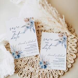 Puede incluir: Dos tarjetas rectangulares blancas de tipo save the date con ilustraciones florales en azul y beige. El texto dice: Save the date, Hannah & Richard are getting married, Saturday, October 25th 20XX, at 3 o'clock in the afternoon, 123 anywhere st., any city.