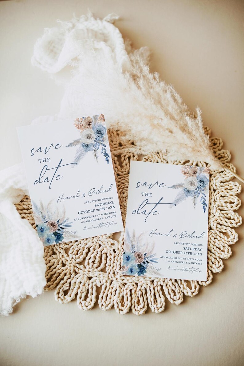 Puede incluir: Dos tarjetas rectangulares blancas de tipo save the date con ilustraciones florales en azul y beige. El texto dice: Save the date, Hannah & Richard are getting married, Saturday, October 25th 20XX, at 3 o'clock in the afternoon, 123 anywhere st., any city.