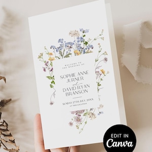 Può includere: Un invito di nozze bianco con decorazioni floreali blu, gialle e viola. Il testo recita: "Benvenuti al matrimonio di Sophie Anne Jurner e David Ryan Branson, domenica 27 luglio 20XX in questa location." Modificato in Canva.