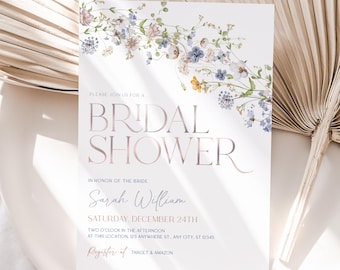 Può includere: Un invito rettangolare bianco per un addio al nubilato con una ghirlanda di fiori selvatici blu, viola e gialli nella parte superiore. Il testo recita: PLEASE JOIN US FOR A BRIDAL SHOWER IN HONOR OF THE BRIDE Sarah William SATURDAY, DECEMBER 24TH.